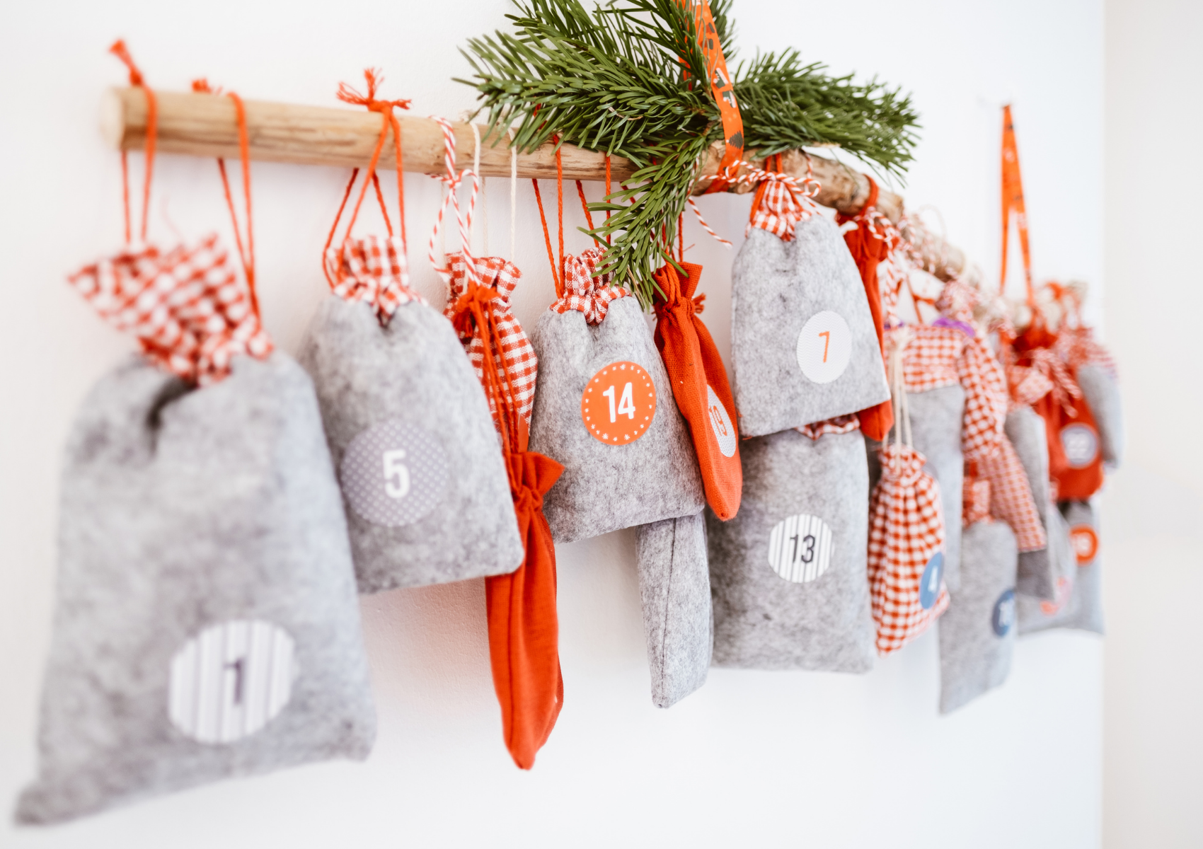 Adventskalender mit Säckchen an einem Ast